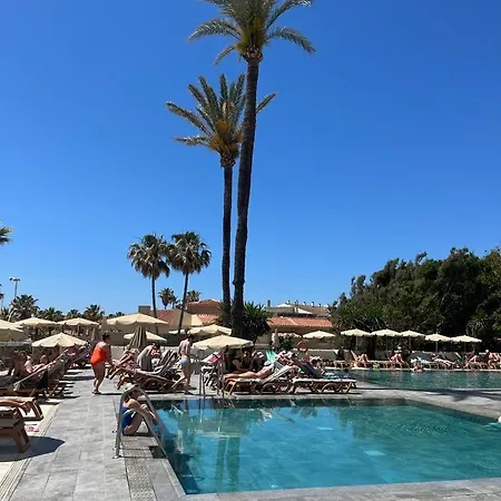 Newly Renovated Private Beachfront & Steps To The Marina *