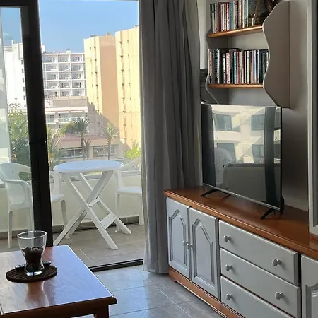 Newly Renovated Private Beachfront & Steps To The Marina Lejlighed