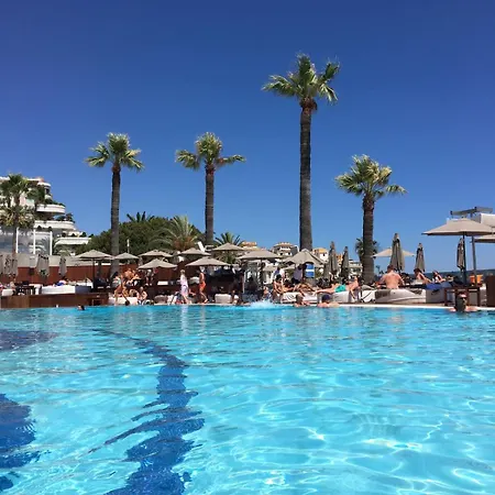 Newly Renovated Private Beachfront & Steps To The Marina * Torremolinos