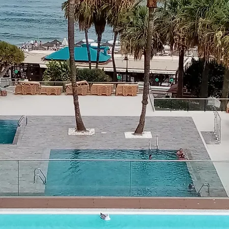 Newly Renovated Private Beachfront & Steps To The Marina