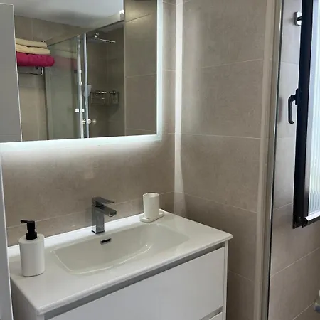 Wintowinrentals Newly Renovated Private Beachfront & Steps To The Marina Torremolinos