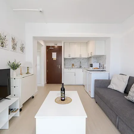 Wintowinrentals Newly Renovated Private Beachfront & Steps To The Marina Apartament Torremolinos