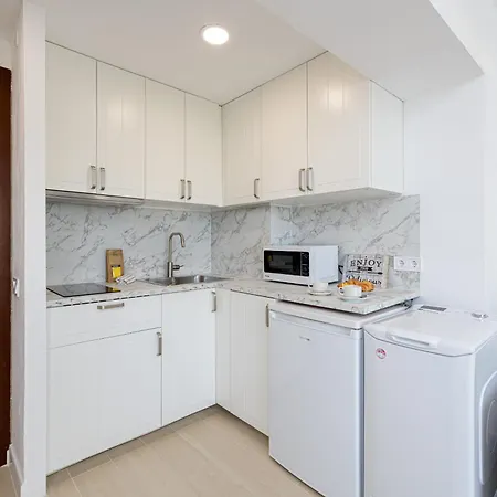 Apartment Wintowinrentals Newly Renovated Private Beachfront & Steps To The Marina Torremolinos