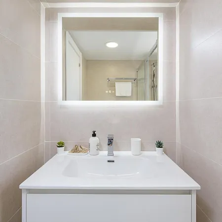 Apartment Wintowinrentals Newly Renovated Private Beachfront & Steps To The Marina Torremolinos