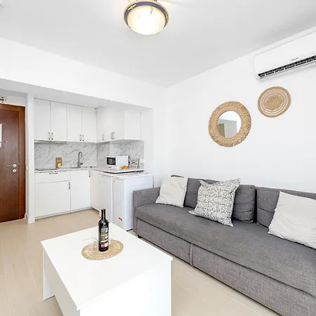 Wintowinrentals Newly Renovated Private Beachfront & Steps To The Marina Apartment *