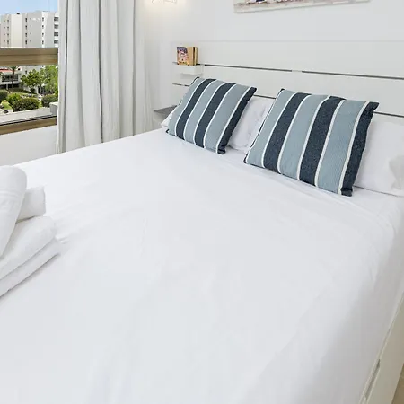 Wintowinrentals Newly Renovated Private Beachfront & Steps To The Marina Apartment Torremolinos