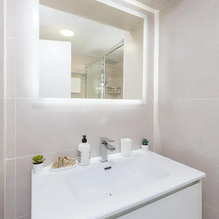 Wintowinrentals Newly Renovated Private Beachfront & Steps To The Marina *