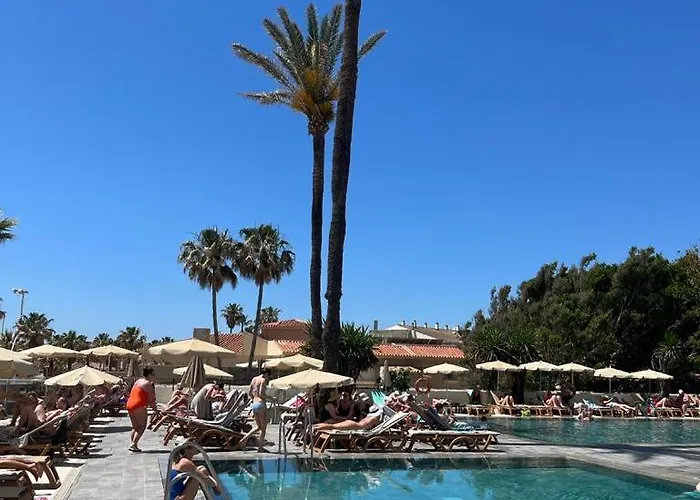 Newly Renovated Private Beachfront & Steps To The Marina *