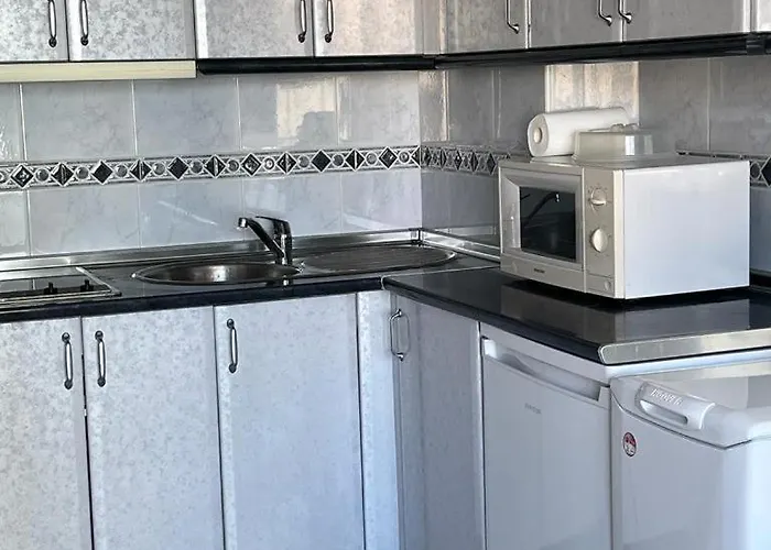 Newly Renovated Private Beachfront & Steps To The Marina Lejlighed Torremolinos