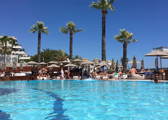 Newly Renovated Private Beachfront & Steps To The Marina * Torremolinos