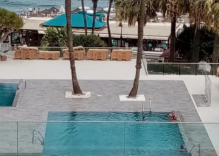 Newly Renovated Private Beachfront & Steps To The Marina