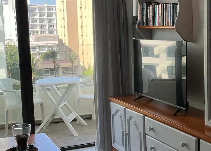 Newly Renovated Private Beachfront & Steps To The Marina Apartamento